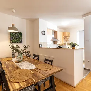 Gozsdu White Raven 305 Apartment